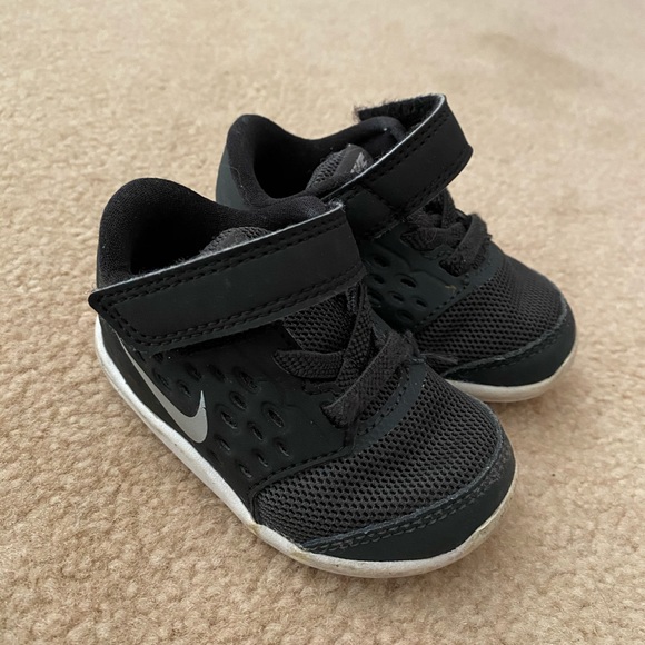 Nike’s baby shoes 2 for 1 - Bonus free socks! - Picture 5 of 7